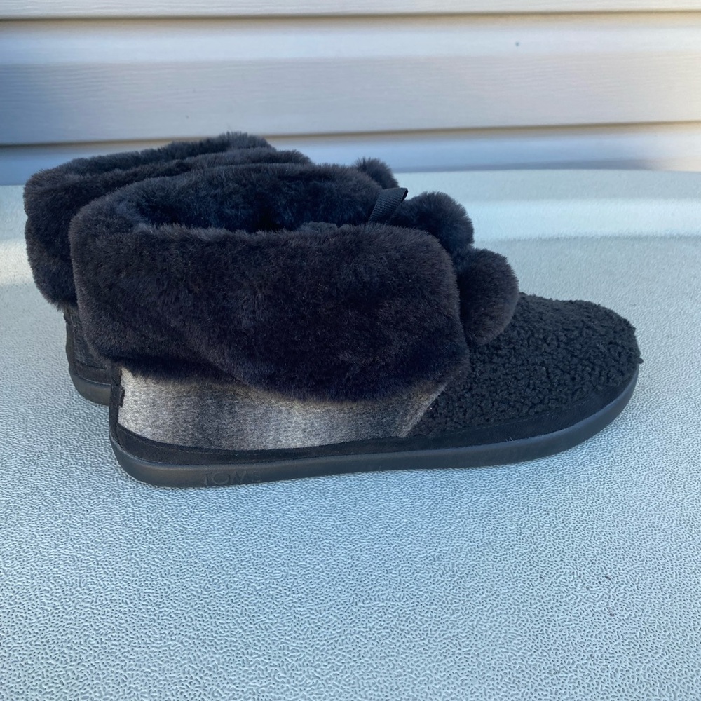 Toms Celeste Women's Cozy Faux Fur Slippers In Black & Greyish Size US10